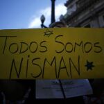 Una mujer sostiene un cartel en una manifestación para pedir justicia, el pasado día 4
