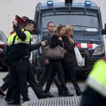 Imagen de la llegada de varios familiares de las víctimas al aeropuerto de El Prat