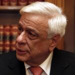 El exministro conservador Prokopis Pavlópulos durante su reunión con el primer ministro griego y líder de Syriza Alexis Tsipras, ayer