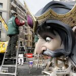 Últimos preparativos a los monumentos falleros.