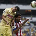 Erik Pimentel,lucha por el balón con Arda T