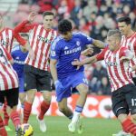 Costa, rodeado por jugadores del Southampton.