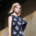Georgia May Jagger, hija de Mick Jagger, desfila con un modelo de Fendi.