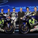 Rossi y Lorenzo, durante la presentación hoy de la nueva Yamaha