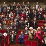 Parlamentarios de la Asamblea Nacional francesa aplauden tras instar al Gobierno a reconocer el Estado palestino.