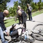 Cristina Cifuentes ayuda a un ciclista accidentado durante un paseo por el parque de Madrid Rio