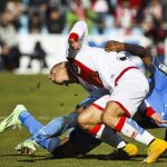 El delantero brasileño del Getafe Sammir y Alex Moreno, del Rayo Vallecano, luchan por el balón