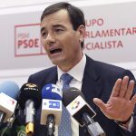El exsecretario general de los socialistas madrileños, Tomás Gómez, durante la rueda de prensa que ha ofrecido hoy en las dependencias del PSM de la Asamblea de Madrid