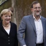 Mariano Rajoy y Angela Merkel camino del restaurante en el que cenaron