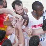 Los jugadores españoles unen sus manos tras derrotar a Senegal en octavos