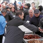 Un grupo de griegos hace cola para conseguir alimentos en un comedor social de Atenas