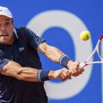 El español Roberto Bautista devuelve la pelota al checo Stepanek durante el partido de segunda ronda del torneo de tenis de Múnich