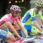 Alberto Contador, junto a su compañero Michael Rogers, durante la etapa de este miércoles