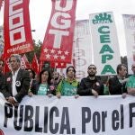 El presidente de la FAPA Giner de los Ríos, José Luis Pazos (tercero por la derecha), en octubre de 2011, junto a Tohil Delgado, del Sindicato de Estudiantes, José Ricardo Martínez (UGT) y Javier Martínez (CC OO), entre otros
