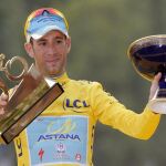Vincenzo Nibali disfruta desde los más alto del podio de París.