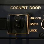 Mandos de apertura y bloqueo de la puerta de la cabina