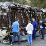Policía cientifíca y personal de la compañia toman datos de los cinco autobuses calcinados esta madrugada en la localidad vizcaina de Loiu.El fuego, cuyas causas se desconocen por ahora, se ha declarado sobre las 5.10 horas y ha quedado extinguido casi dos horas después tras la intervención de los bomberos