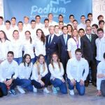 Francisco de Bergia y José María Álvarez-Pallete, de Telefónica, y Alejandro Blanco, del Comité Olímpico Español, posan con los jóvenes que se están beneficiando de las Becas Podium, iniciativa que ha sido distinguida por los Premios Ussía de LA RAZÓN
