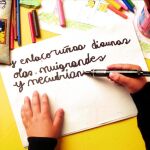 Un niño disléxico practicando la escritura