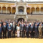 Felipe VI posando en la Real Maestranza de Sevilla junto a todos los premiados