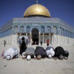 Palestinos de Gaza rezan en Jerusalén.
