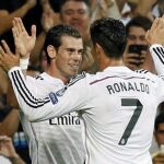 El delantero galés del Real Madrid Gareth Bale (i) celebra su gol, segundo del equipo, con el portugués Cristiano Ronaldo, durante el partido