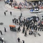 El féretro con los restos mortales de Puelles es llevado ayer a hombros por sus compañeros al término de la ceremonia religiosa en la iglesia de San José de Bilbao