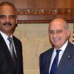 Jorge Fernández Díaz, saludando al fiscal general norteamericano, Eric H.Holder