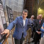 El arquitecto Joaquín García presenta los trabajos a la consejera Alicia García, Garcia Nieto y Fernando Gutiérrez