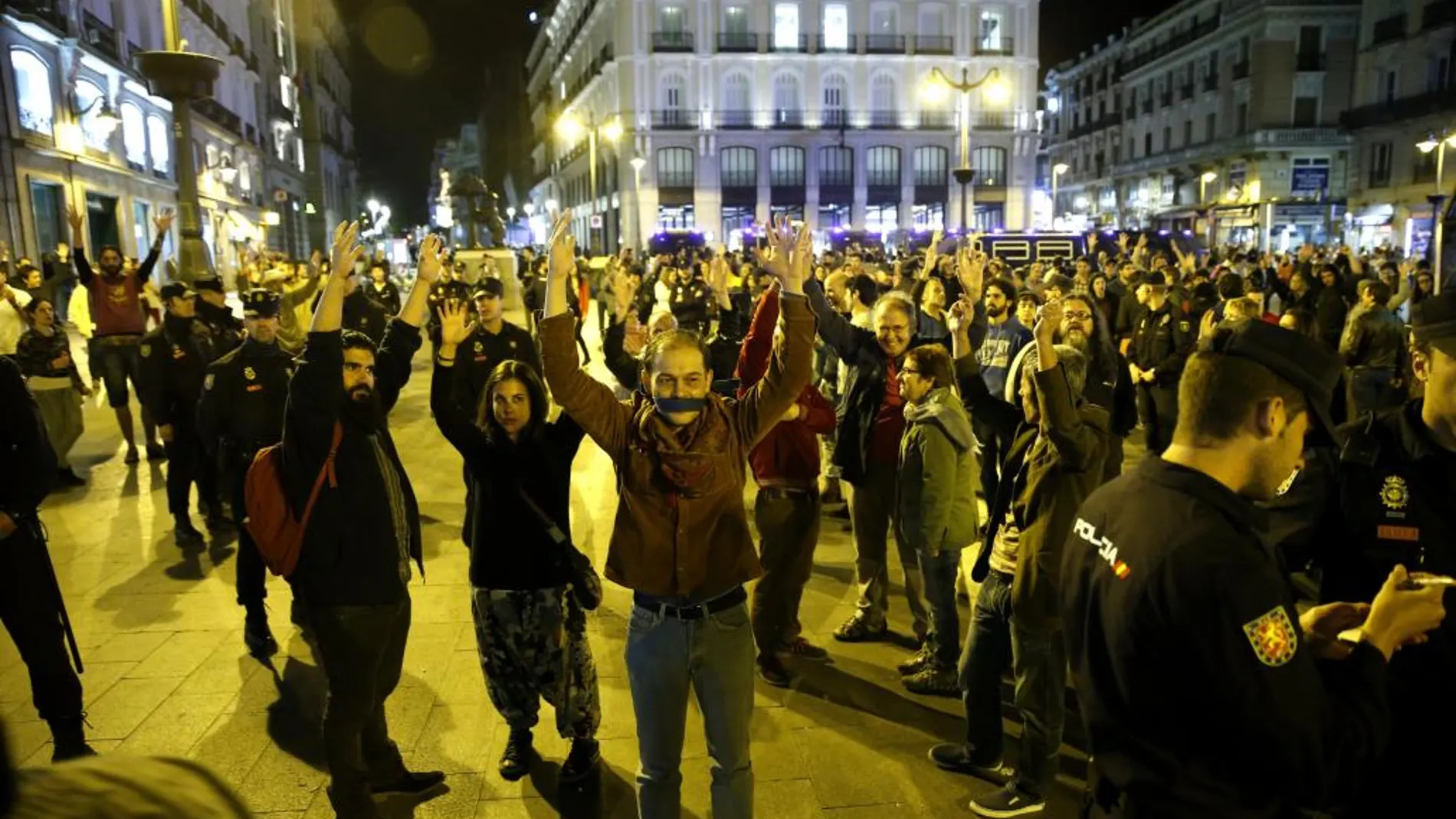 Miembros del movimiento 15M, durante su grito silencioso en la madrileña Puerta del Sol