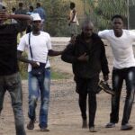 Varios inmigrantes que consiguieron hoy acceder a Melilla se dirigen al Centro de Estancia Temporal de Inmigrantes (CETI)