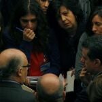 Cristóbal Montoro rodeado de periodistas