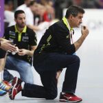 El técnico de la selección española de balonmano, Manolo Cadenas, da instrucciones