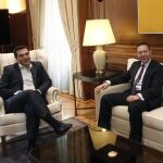Alexis Tsipras (izq), conversa con el gobernador del Banco Central de Grecia, Yanis Sturnaras, en la oficina del primer ministro heleno en Atenas