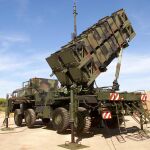 Una unidad de la batería antiaérea "Patriot"se prepara para el lanzamiento de misiles, durante las maniobras de la Unidad de Defensa Antiaérea (UDAA) en Mazagón (Huelva).