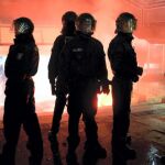 Policías antimotines vigilan mientras manifestantes del movimiento islamófobo Pegida protestanayer en Fráncfort del Meno (Alemania)