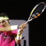 Nadal pisa la tierra con fuerza
