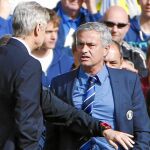 Arsene Wenger no dudó en apartar a Mourinho de su camino con un empujón. La última polémica entre los dos entrenadores