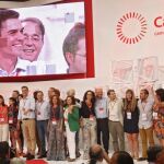 El nuevo líder del PSOE, Pedro Sánchez, con los miembros de la nueva Ejecutiva Federal.