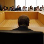 El conseller de Hacienda y Administración Pública, Juan Carlos Moragues (de espaldas), preside la Mesa General de Negociación de la Función Pública Valenciana.