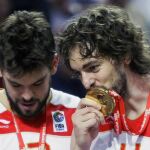 Pau Gasol de España (d) besa su medalla de oro junto a su hermano y compañero de equipo, Marc Gasol, después de ganar el FIBA EuroBasket de 2009
