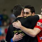 Valero Rivera padre e hijo se abrazan en el Mundial de 2013