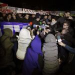 Un miembro de los Riazor Blues lee un comunicado ante los medios durante la concentración que han protagonizado en La Coruña en memoria de Francisco Javier Romero Taboada, 'Jimmy'