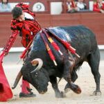 Sergio Aguilar, en un derechazo al sexto toro de la tarde, del que pudo pasear una oreja, ayer en Las Ventas de Madrid