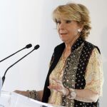 Esperanza Aguirre visitó ayer un Centro de Servicios Sociales en Madrid