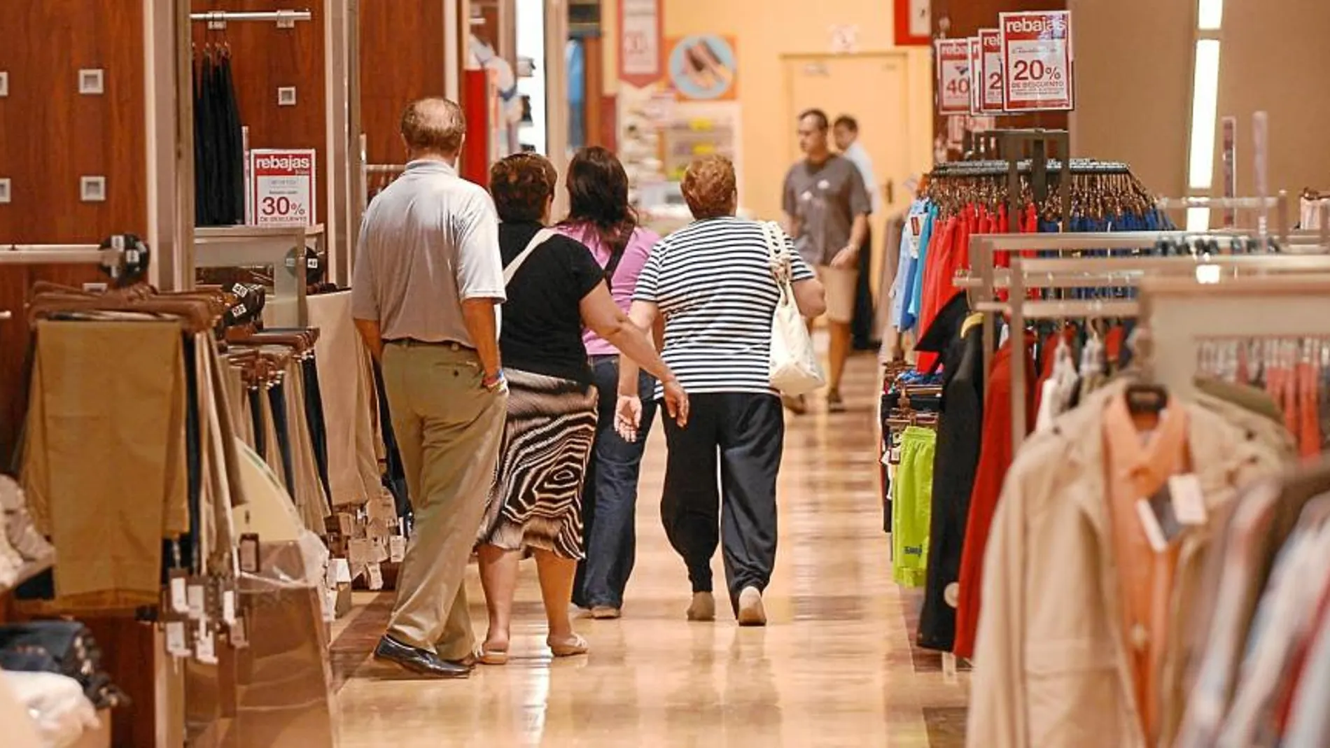 La medida permite a los comercios de cuatro zonas de Valencia abrir los domingos y festivos