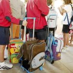 Niños aguardan en cola para entrar en sus aulas
