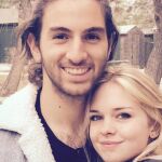 Stella del Carmen posa junto a su novio Ari