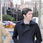 Francisco y Cayetano Rivera Ordóñez con Julián Contreras Junior, a la entrada de los Juzgados de Familia de Madrid