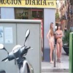 Estas imágenes que los vecinos de La Barceloneta han difundido en las redes sociales dan cuenta del día a día de un barrio acostumbrado al turismo familiar. En un artículo de «The Guardian» aseguran que este «turismo moderno» no sólo busca divertirse, sino que los de alrededor vean lo bien que se lo pasan.